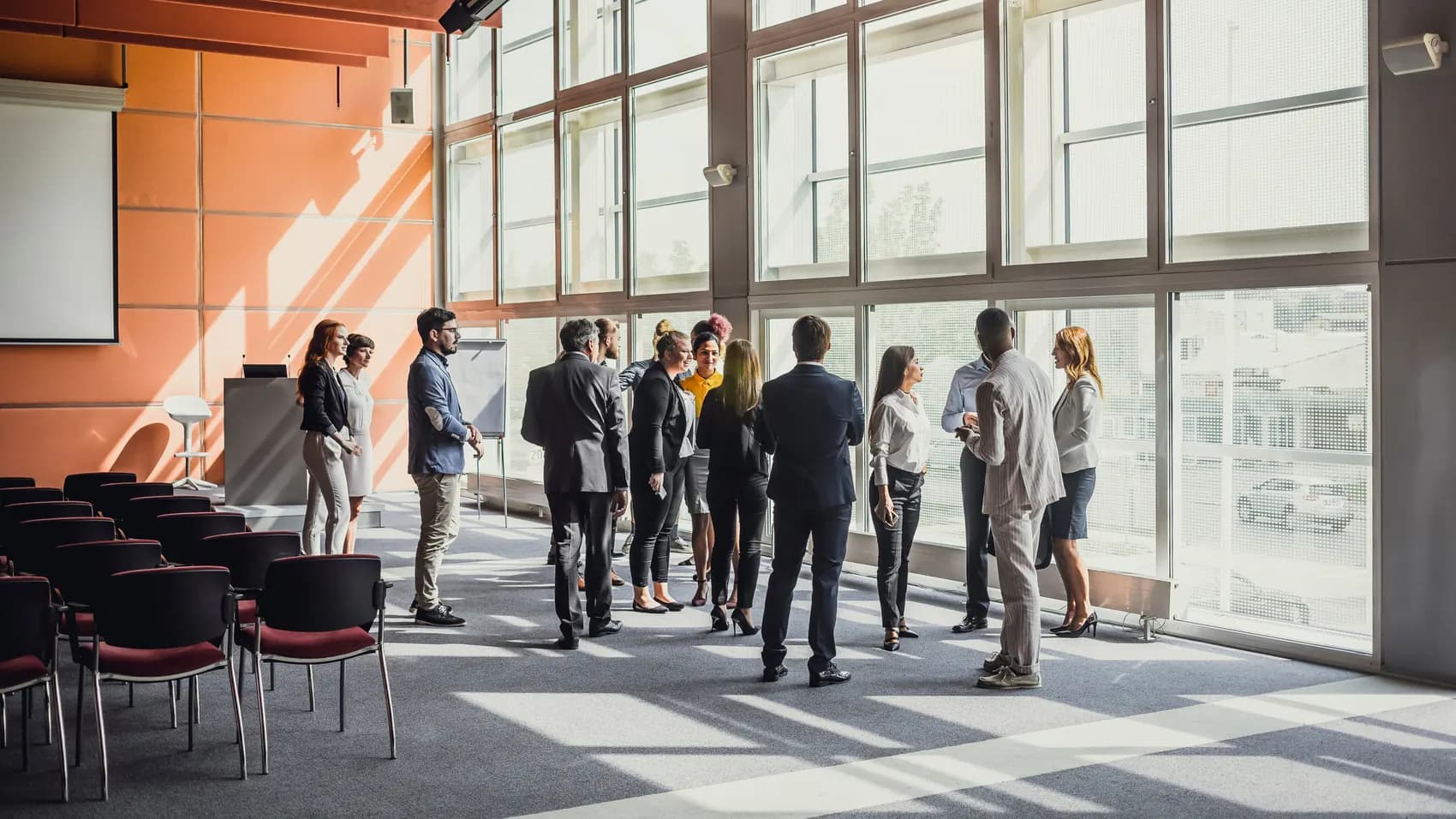 Équipe dirigeante réunie autour d'une réflexion stratégique