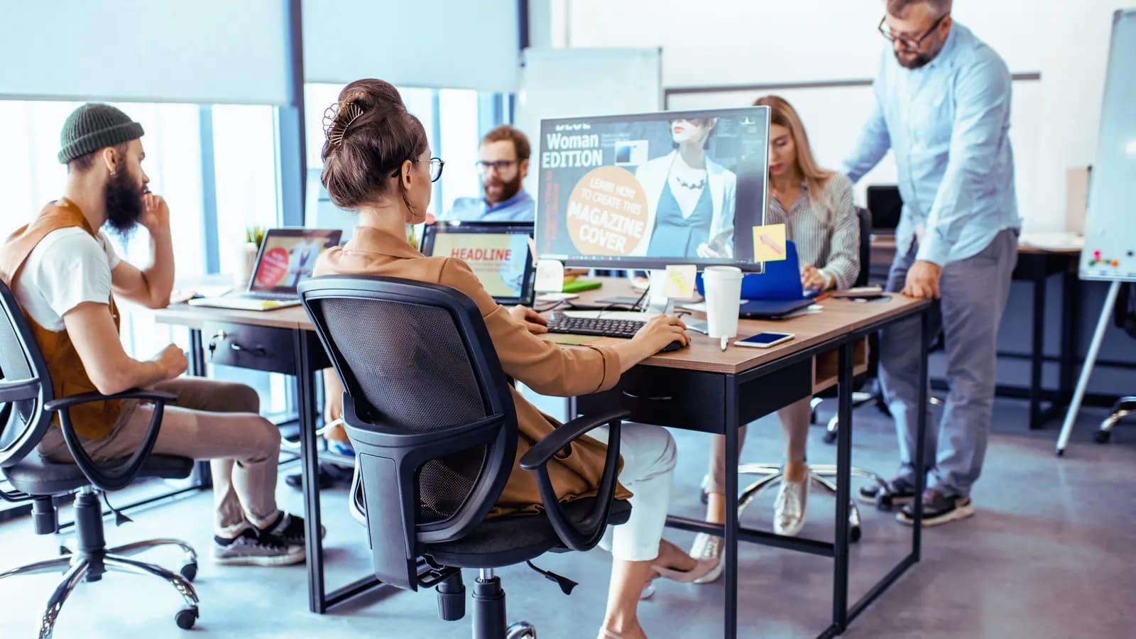 Équipe digitale travaillant sur plusieurs écrans